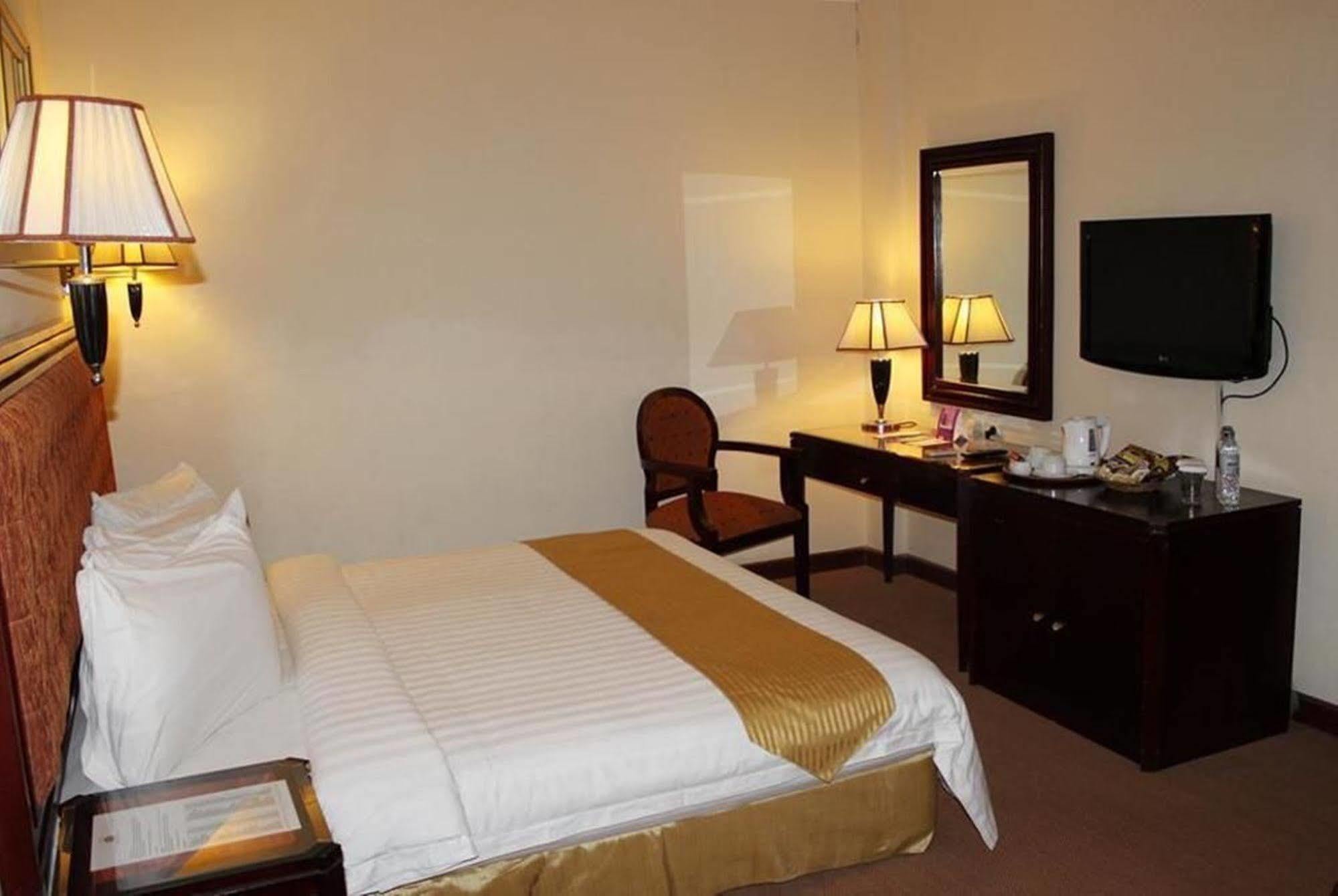 Harbourbay Amir Hotel Batam Bagian luar foto